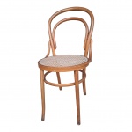 Cadeira Thonet em madeira nobre vergada com assento em palhinha sintética, uma parte do encosto está quebrada como se vê em foto anexa,  Diam. 41, Alt. 87 cm.