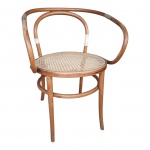 Cadeira Thonet de braço em madeira nobre vergada com assento em palhinha sintética, encosto e braço quebrados, palhinha com alguns pontos de arremate soltos,  visível em foto anexa,  Diam. 50, Alt. 85 cm.