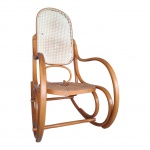 Cadeira de balanço Thonet em madeira nobre vergada, encosto em palhinha sintética, assento com palhinha indiana danificada,  assento com parte frontal quebrada (foi cavilhada com metal na parte interna), chancelaria Thonart, 100 x 54, Alt. 103 cm.