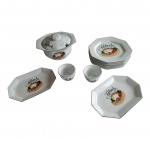 Guarnição para feijoada em porcelana Schmidt com bordas oitavadas frisadas em negro, decalques e gravado Feijoada, composto de: uma travessa funda para feijão, 6 pratos principais, 2 travessas rasas e potes para molho e farofa. Total: 11 peças.