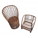 Duas peças em ratam sendo uma poltroninha com assento para guardados e uma poltroninha infantil, ambas no estado,  Diam. 43, Alt. 85 e 44 x 38, Alt. 52 cm.