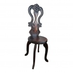 Antiga cadeira em Jacarandá, assento circular apoiado em pernas recurvas, espaldar entalhado, está um pouco bambo, Diam. 39, Alt. 114 cm.