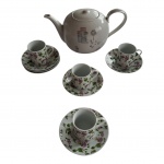 Quatro xícaras e um bule em porcelana Bom Gourmet  com policromia de flores, o bule  Saler com desenhos de casinha e jardim, está com a pega quebrada,  6 x 5 e 16 x 15 cm.