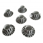 Seis xícaras para café em porcelana com listras negras sobre fundo branco, 6 x 5 cm.