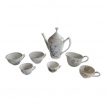 Diversos:  Porcelana: um bule, duas xícaras para chá e uma para café, Pozzani, uma  cremeira e uma xícara Saler, uma xícara lembrança de Brasília, Total: 7 peças.