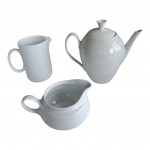 Bule, leiteira e cremeira em porcelana branco leitoso, Alt, 21 a 9 cm.