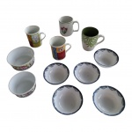 Diversos: Quatro canecas em cerâmica e porcelana e 7 potes em melamina.