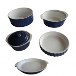 Cinco travessas em cerâmica azul e branco, uma delas com tampa, com leve bicado na parte inferior, Diam. 13, 16, 17, 20 cm.