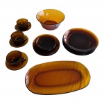 Guarnição Duralex na cor âmbar composto de: 7 pratos principais, 4 para sobremesa, 1 travessa funda, 1 travessa rasa e 3 xícaras com pires. Total: 16 peças.