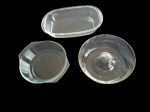 Duas travessas e uma forma para bolo em vidro temperado, Diam. 24 e 23 e  36 x 23 cm.