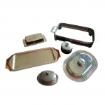 Seis peças em inox: 1  travessa com tampa, 1 suporte para travessa tipo Pyrex, 2 manteigueiras, 1 açucareiro e 1 bandeja com base de madeira, 25 x 17 e  33 x 21 cm.