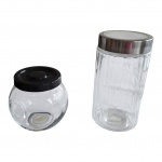 Dois vidros translúcidos multiuso, um com tampa de alumínio e oura plástica, 22 x 11 e  13 x 13 cm.