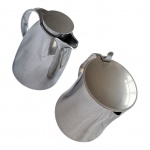 Uma refresqueira alemã e uma garrafa térmica em inox, com interior de vidro,  Alt. 20 cm.