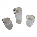 Terno de jarras para água ou suco em vidro canelado e tampas plásticas, Alt. 15 e 25 cm.