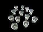 Doze taças para sobremesa em vidro lapidado sustentado por haste apoiada em base circular, três com leves bicados nas bordas, 10, Diam. 9 cm.