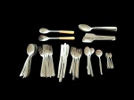 Talheres de vários modelos, sendo: 12 garfos principais, 4 facas principais, 8 colheres para sopa, 9 garfos para sobremesa, 3 colheres para sobremesa, 7 colheres para café, 1 pá ara açúcar, 4 colheres para servir, par de pegadores para salada e 1 pegador para massa. Total: Total: 97 peças.