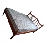 Cama para casal em madeira nobre, cabeceira recurva vasada  com arremate torneadas e ponteira de esfera, acompanha o colchão, Com. 200, Larg. 143, Alt. 104 cm.