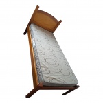 Cama para solteiro em madeira nobre cabeceira ligeiramente recurvas, pernas retas, acompanha o colchão, Com. 191, Larg. 94, Alt. 100 cm.