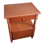 Mesa de cabeceira em madeira  nobre com uma gaveta, vão central e uma porta,  50 x 36, Alt. 64 cm.