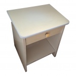 Mesa de cabeceira em  madeira com tampo laqueado na cor creme, 39 x 30, Alt. 45 cm.