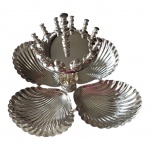Petisqueira espessurada à prata com 4 bowls em formato de concha e 12 espetos, Alt. 16, Diam. 20 cm.