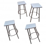 Quatro banquetas para bar, assento quadrangular pernas em ferro arrematadas em círculo,  alguns assentos estão faltando parafusos, 28 x 28, Alt. 63 cm.