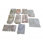 Dez toalhas de mão para lavabo, uma delas em linho, e duas com marcas de guarda.