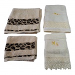 Dois jogos de toalhas banho e rosto, a creme com Monograma MA e bainha de crochê.