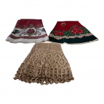 Três toalhas de mesa redondas, crochê Diam. 130 cm. vermelha floral e verde, Diam. 148 cm. vinho branca e floral, Diam. 204 cm.