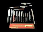 Seis facas de corte, 5 facas serrilhadas para churrasco, 1 faca para pão, 2 pás para bolo e etc.