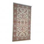 Passadeira em ponto Arraialo feito à mão, nas cores grená/goiaba/verde e etc. 108 x 58 cm.