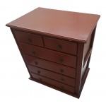 Cômoda em madeira, tampo apoiado em base retangular com 2 gavetas na parte superior e 4 gavetas centrais, puxadores em bronze 63 x 84, Alt. 75 cm.