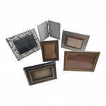 Seis porta-retratos diversos, um deles duplo, e um em metal vasado by Le Lis Blanc,  26 x 21 a 20 x 17 cm.