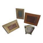 Quatro porta-retratos diversos, 30 x 25 a  21 x 17 cm.