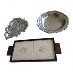 Uma bandeja em metal representando folha, uma em madeira com 2 azulejos e uma travessa em inox circular, 28 x 22, 40 x 17 e Diam. 27 cm.