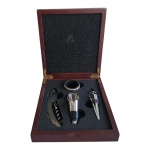 Kit sommelier composto de 4 peças em sua embalagem original de madeira, 17 x 15 cm.