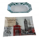 Duas bandejas de vidro, uma com pontos turísticos de Londres e outra com bordas oitavadas decorada com desenhos simétricos verdes, 29 x 19 e  29 x 16 cm.