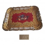 Bandeja veneziana italiana executada em madeira com pinturas à mão representando flores em policromia e dourado policromia e dourado 26 x 20 cm.
