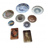 COLECIONISMO - Nove pratos sendo 2 em  bronze e madrepérolas, 5 em porcelana e 2 italianos em melamina, Diam. 25 a 11 cm.