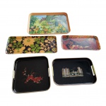 Cinco bandejas de material e procedências diversas, 36 x 27 a 23 x 23 cm.