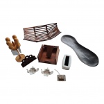 Diversos: Suporte em madeira com facas para queijo, um porta guardanapos em madeira(marcas do tempo), 1 travessa em madeira `dita oito`, 1 cata migalhas,1 cesto regoado e etc., o cesto regoada está com 2 réguas soltas.