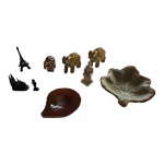 Diversos: Três elefantes em resina, uma  folha em cerâmica, 1 cinzeiro em ágata, réplica tour Eiffel e Catedral Dom Zu Koln, 1 manequinho em metal e Moisés  em resina,  16 x 14, Alt. 9 a 5 cm.