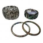 Quatro pulseiras em modelos e materiais diversos.