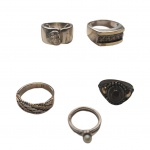 Cinco anéis femininos em prata, sendo 1 infantil com pequenina pérola, aros, 5, 14, 15,18 e 19, 20,1gr. Bruto