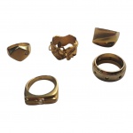 Cinco anéis femininos em metal dourado, aros 15, 16, 17 e 19.