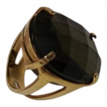 Anél frminino em metal dourado com grande pedra fumê lapidada.