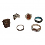 Seis anéis femininos em materiais diversos, aros: 14, 15 e 16.