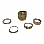 Três alianças e 2 anéis femininos em metal dourado, aros: 18, 17 e 16 cm.