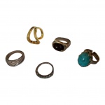 Quatro anéis e meia aliança com pedras azuis, aros: 13,  16, 17, 19.