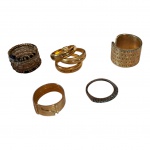 Quatro anéis um deles de 3 voltas e meia aliança com pedras translúcidas, aros: 16, 17 e 18 cm.